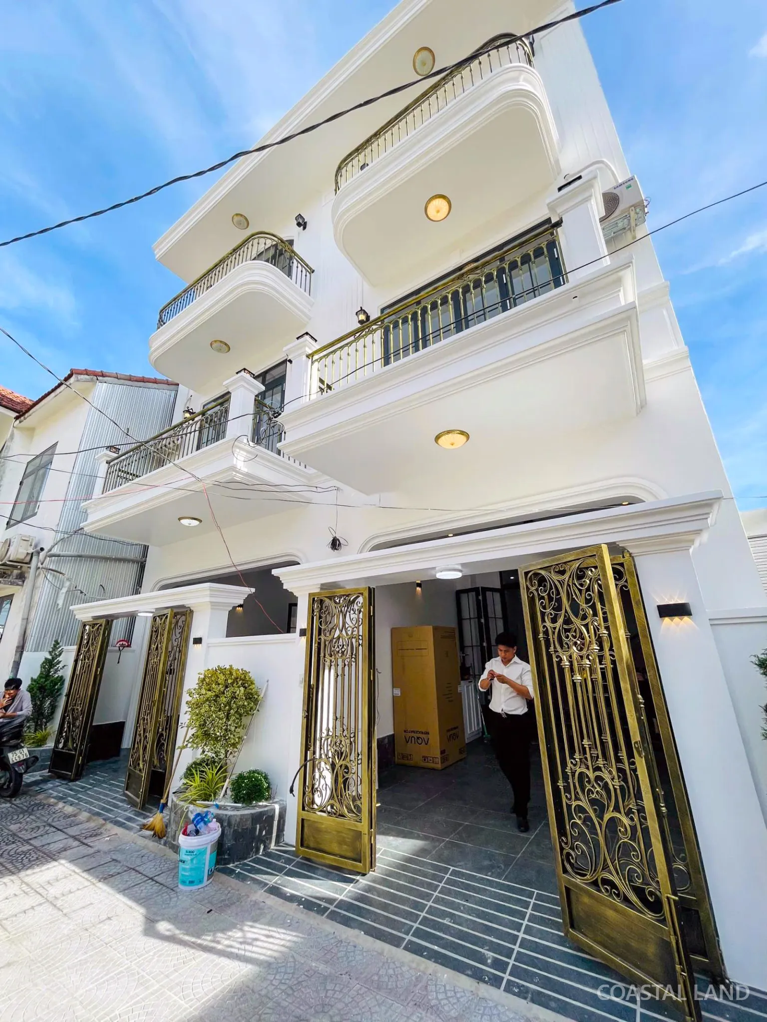 Nhà 3 tầng đầy đủ nội thất đường Phạm Văn Đồng sau lưng 1 nhà mặt tiền. Gía 3,75 tỷ thương lượng 3