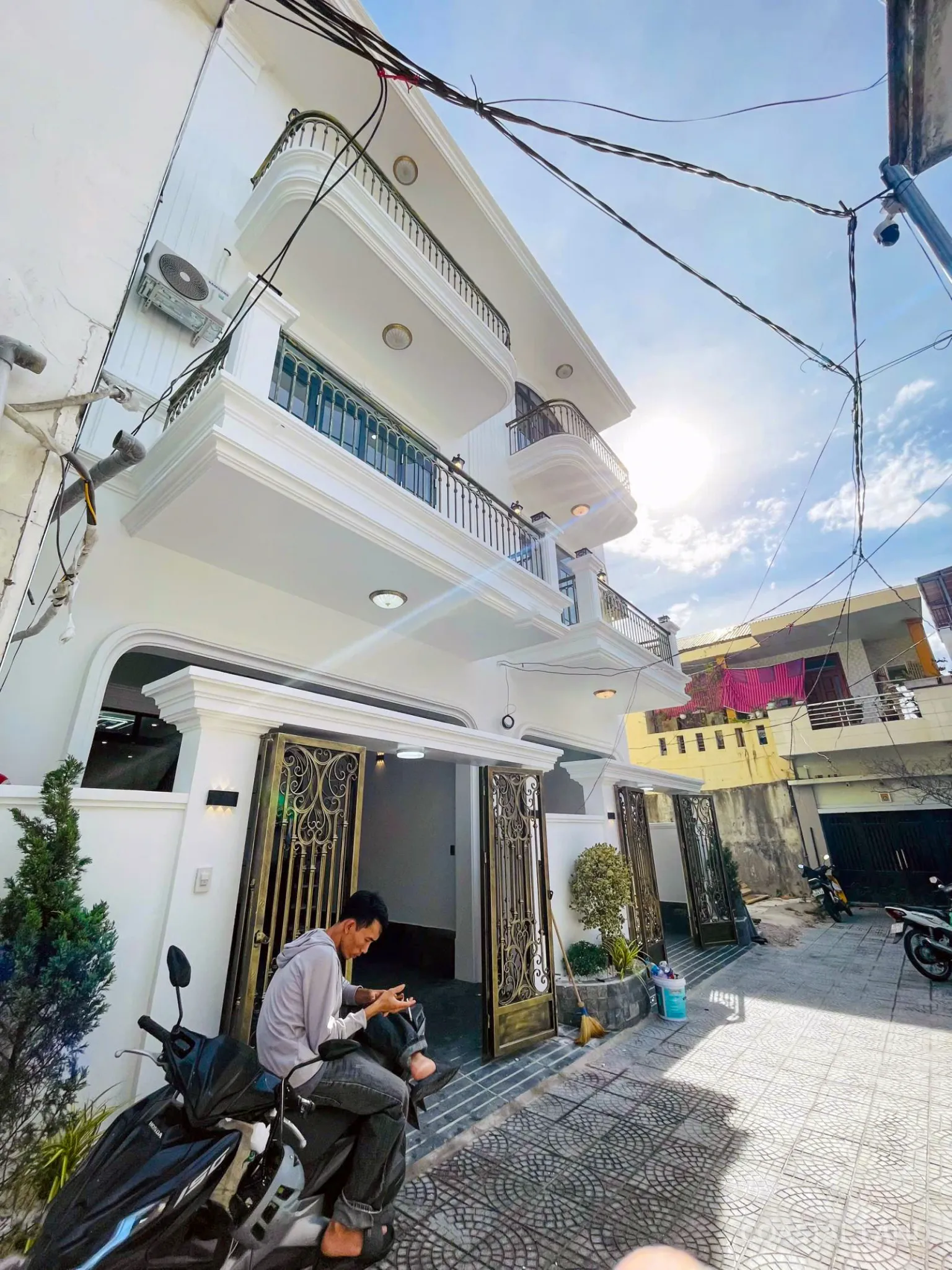 Nhà 3 tầng đầy đủ nội thất đường Phạm Văn Đồng sau lưng 1 nhà mặt tiền. Gía 3,75 tỷ thương lượng 8
