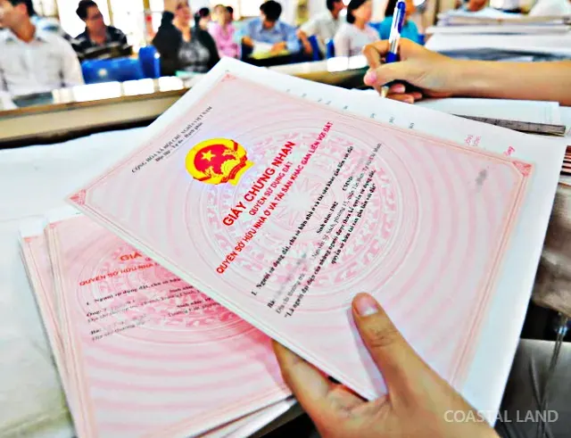 Thủ tục sang tên sổ đỏ khi mua bán nhà đất: các bước và thuế phí (2026)
