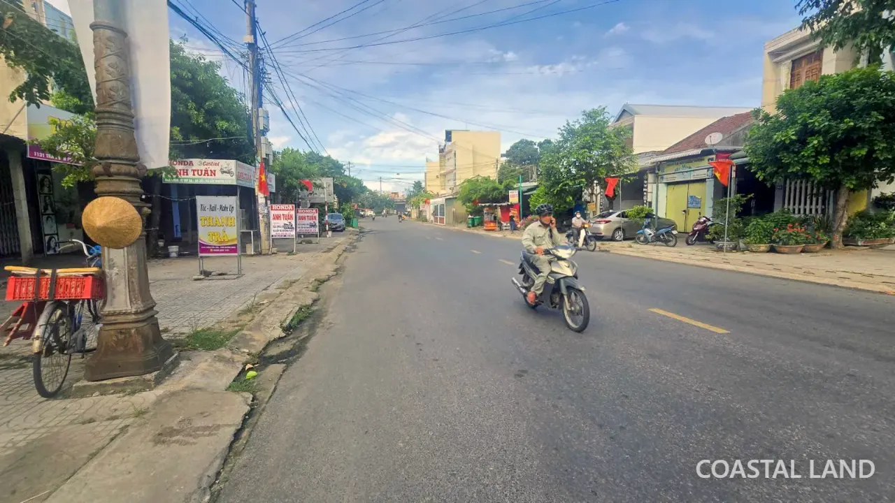 Bán nhà 302,8m2 mặt đường Trần Văn Trà, Quảng Ngãi, 13,5 tỷ