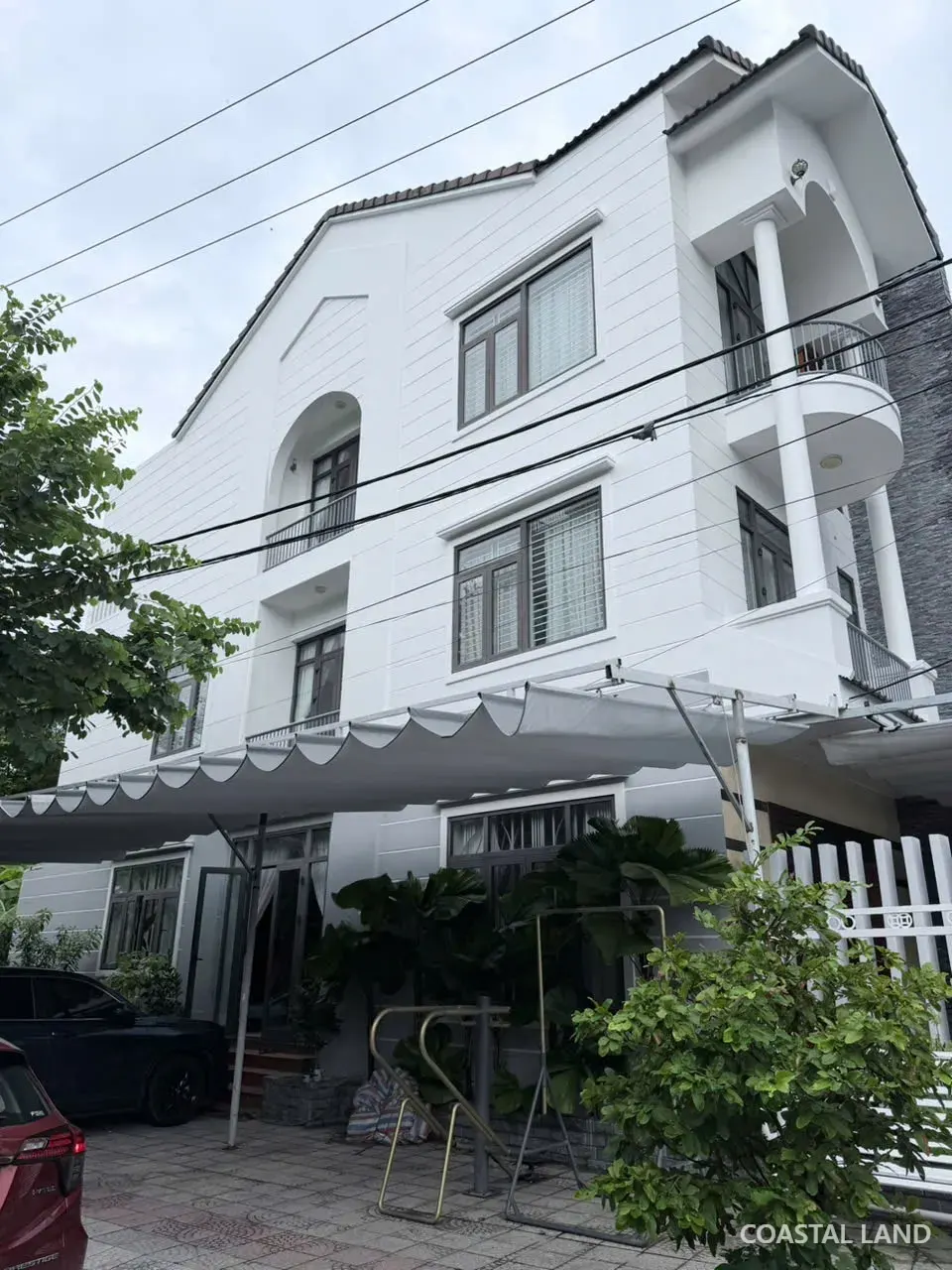 🏡 NẮM CHỦ NHÀ ĐẸP 3 TẦNG – 2 MẶT TIỀN 📍 Sát cầu Hòa Xuân 🌿 Kẹp vệt cây xanh – vị trí cực đẹp 📐 DT sàn 263,3m² | Full nội thất